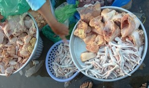 Thị trường - Tiêu dùng - Chân gà hôi thối giá 30.000 đồng/kg tràn lan trên thị trường