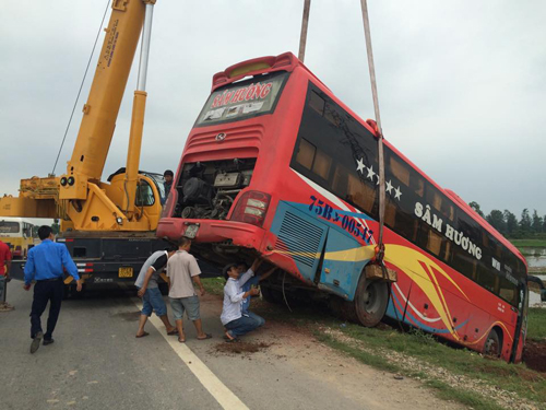 Tin tức trong ngày - Xe giường nằm lao xuống ruộng, hơn 40 người thoát chết