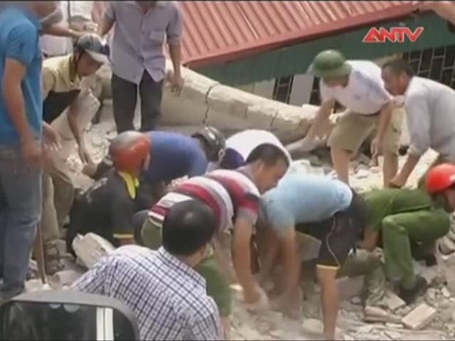 Video An ninh - Giải cứu hai người mắc kẹt trong nhà hai tầng đổ sập