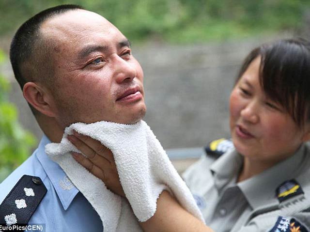 Tin tức trong ngày - TQ: Cảnh sát mù canh giữ trật tự cho cả thị trấn