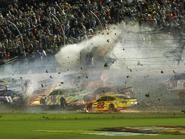 Thể thao - Xe đua cháy, phát nổ hãi hùng ở giải đua Nascar