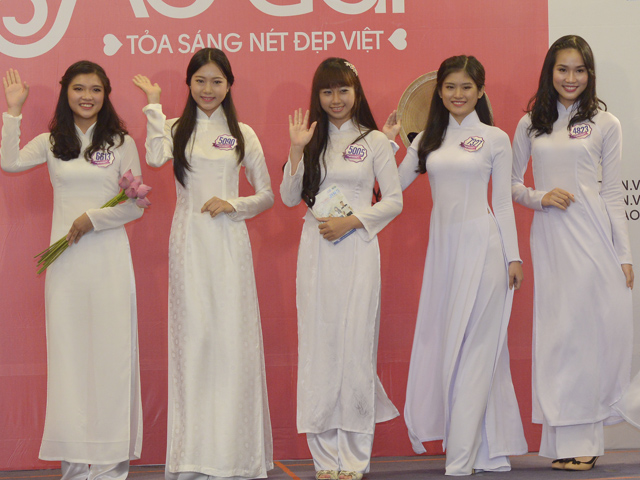 Bạn trẻ - Cuộc sống - 60 nữ sinh duyên dáng trong vòng bán kết Miss Áo dài 2015