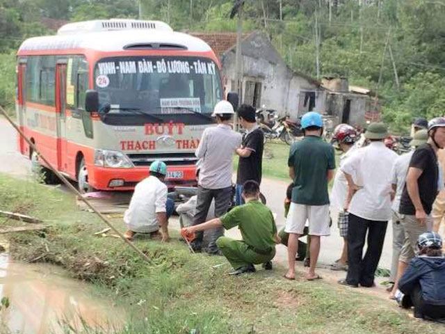 Tin tức trong ngày - Xe buýt đâm trực diện xe máy, 1 người tử vong