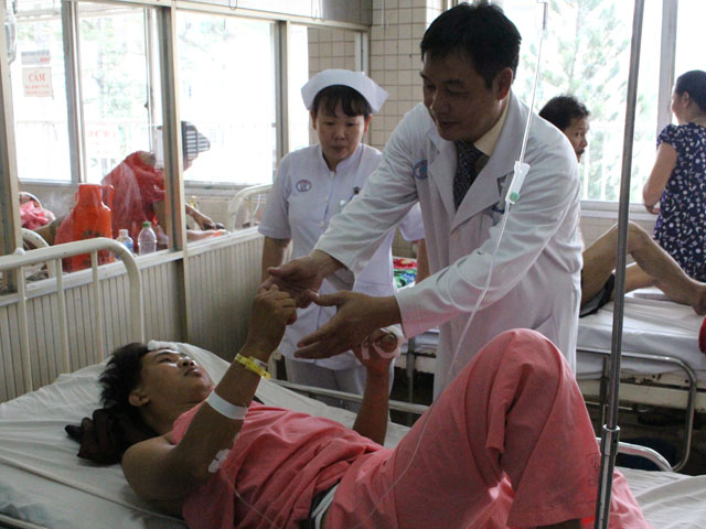 Tin tức trong ngày - Xe cứu thương bốc cháy sau va chạm xe máy, 2 người tử vong