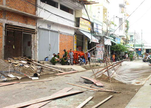 Tin tức trong ngày - Sập giàn giáo từ tầng bốn, 3 người thương vong