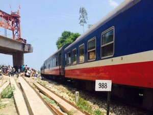Tin tức trong ngày - Tàu hỏa trật bánh, hàng trăm hành khách hoảng loạn
