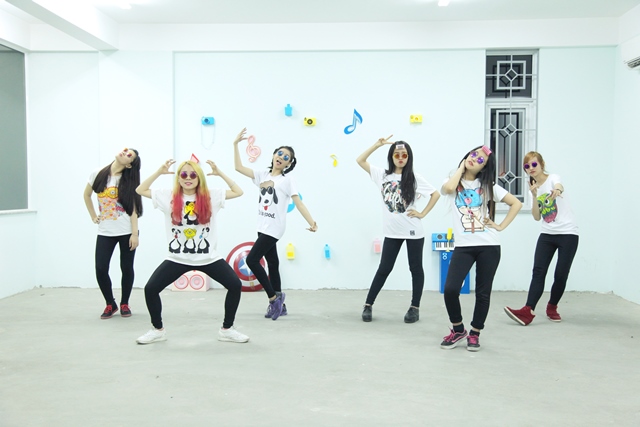 Bạn trẻ - Cuộc sống - Cười ngất với “Vũ điệu thần thánh” của 6 cô gái Việt