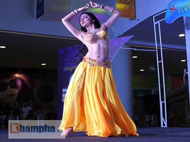 Môn thể thao khác - "Nóng bỏng" màn múa bụng của nữ giám khảo xinh đẹp