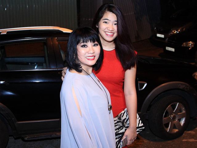 Sao ngoại-sao nội - Con gái Cẩm Vân xinh đẹp "tháp tùng" mẹ đi hát