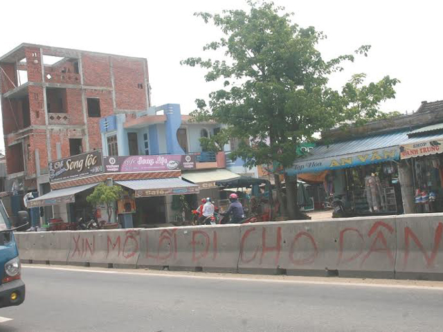 Tin tức trong ngày - Quảng Nam: Người dân cầu cứu mở lối đi trên QL1A