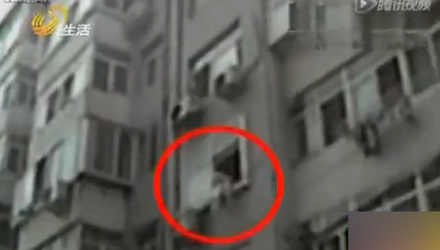 Tin tức trong ngày - TQ: Con gái dọa nhảy lầu, bố đứng dưới thách thức