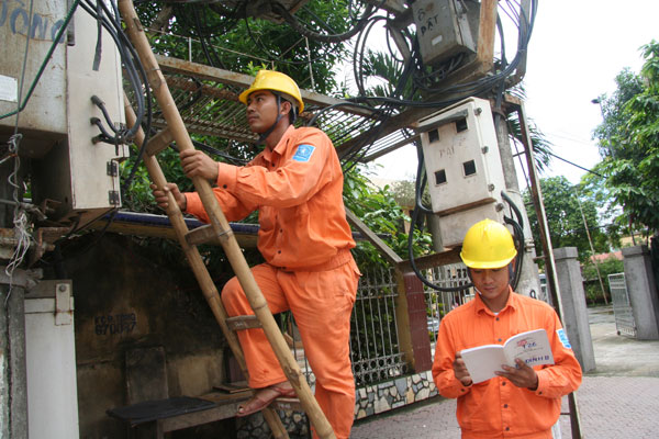 Thị trường - Tiêu dùng - Hàng tỷ đồng mỗi tháng ghi công tơ điện được EVN “tiêu” thế nào?