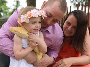 Phi thường - kỳ quặc - Rợn tóc gáy nhìn bé gái 2 tuổi... âu yếm trăn khổng lồ