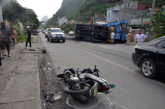 Tin tức trong ngày - Gãy trục lốp, xe tải chở than lao vào xe máy cùng chiều