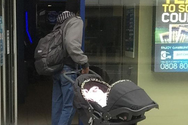 Bạn trẻ - Cuộc sống - Cư dân mạng bức xúc với ông bố thản nhiên rao bán con