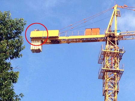 Tin tức Việt Nam - Nam thanh niên ngồi trên cần cẩu cao 50m đã tự xuống