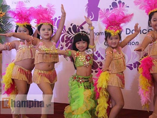 Thể thao - Bất ngờ màn múa bụng ấn tượng của "thiên thần" 4 tuổi