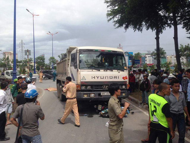 Tin tức Việt Nam - TPHCM: Đứng mặc áo mưa, một phụ nữ bị xe ben cán chết