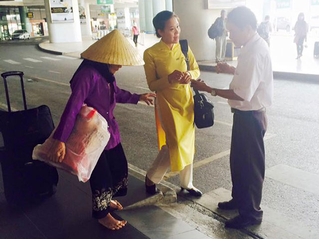 Bạn trẻ - Cuộc sống - Câu chuyện đẹp: Nữ tiếp viên giúp đỡ cụ già bị "lạc" ở sân bay