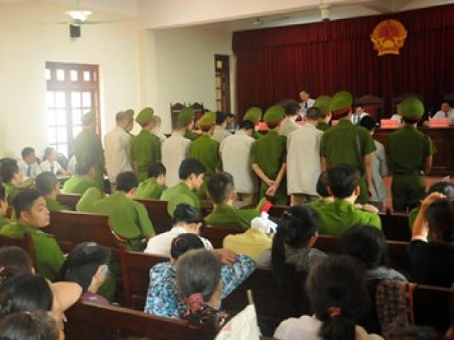 Sự kiện trong ngày - Hai án chung thân vụ "quan tài diễu phố"