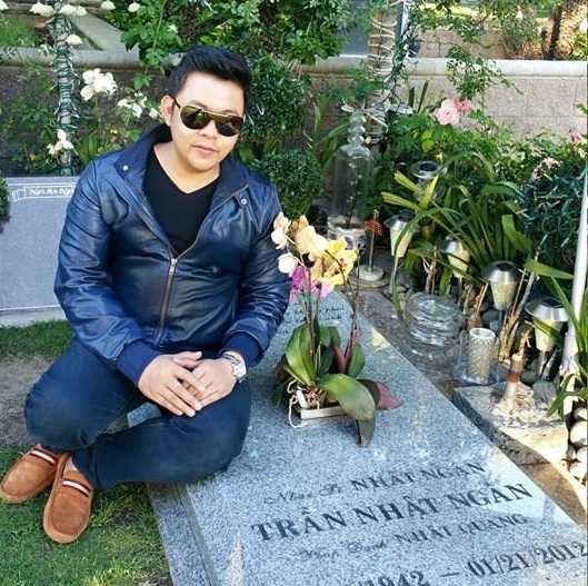 Mặt sau cánh gà - Quang Lê bị chỉ trích vì ngồi lên mộ nhạc sĩ