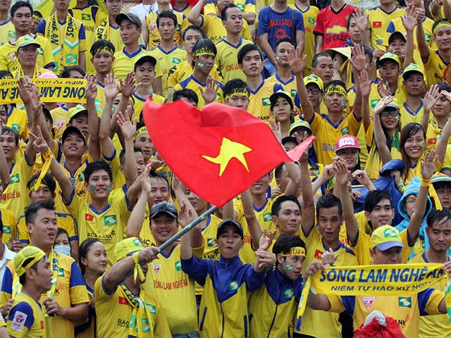 Tin bên lề bóng đá - Fan xứ Nghệ khiến cầu thủ "sững sờ" ở sân Đồng Nai