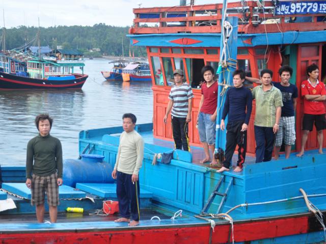 Thế giới - 11 ngư dân trên tàu cá bị Trung Quốc đâm chìm đã về bến