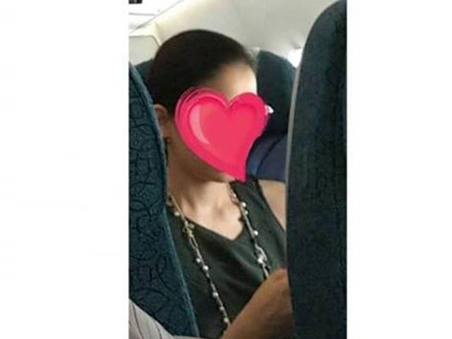 Ca nhạc - MTV - Xôn xao nữ ca sỹ Việt cho con tè vào túi nôn máy bay