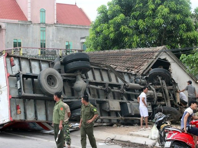 Xe tải đâm sập nhà, 4 người bò ra khỏi đống đổ nát