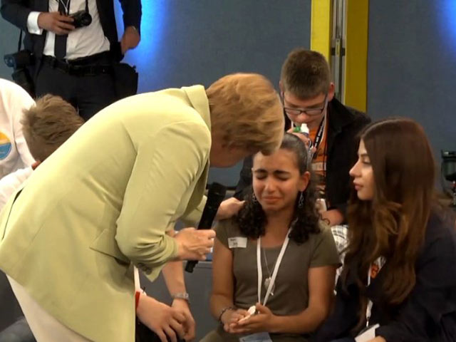 Tin tức trong ngày - Clip: Bà đầm thép Merkel “vô cảm” trước bé gái tị nạn