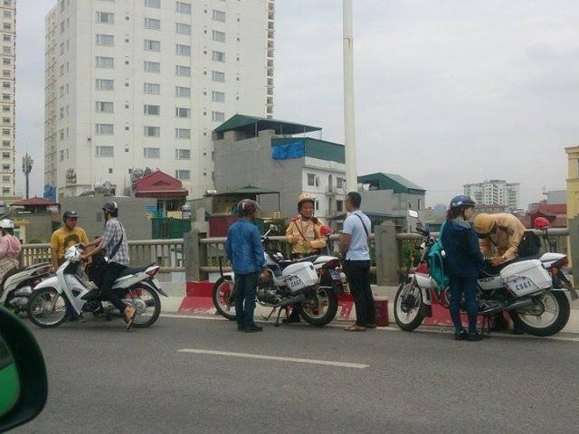 Tin tức trong ngày - HN: Thực hư CSGT “bẫy” xe máy trên cầu Vĩnh Tuy