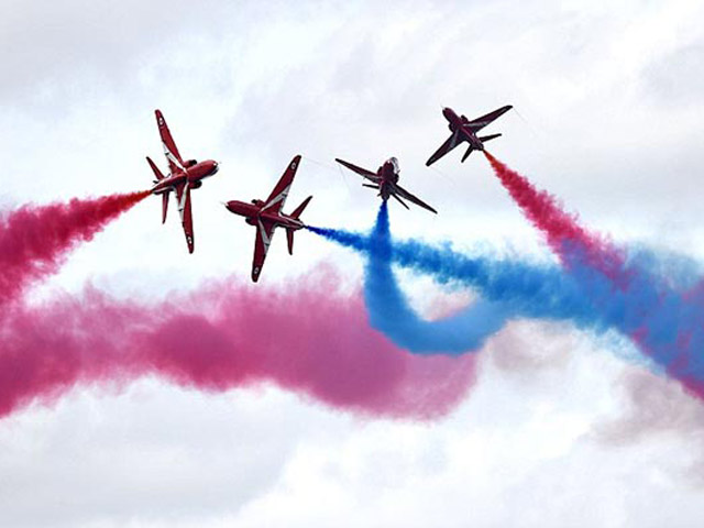 Thế giới - Đã mắt ngắm các phi công Hoàng gia Anh "làm xiếc"