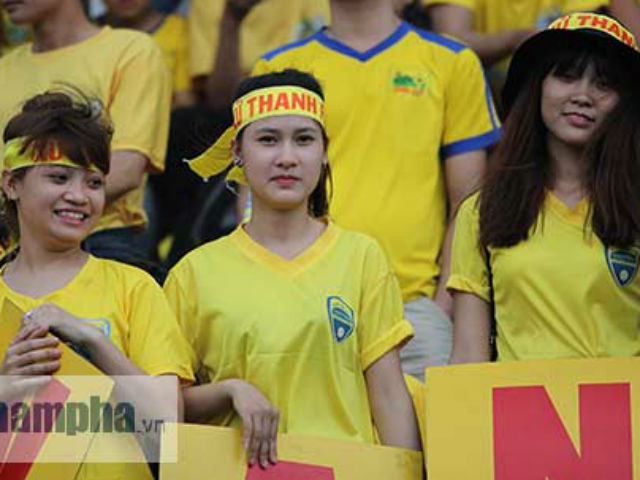 Tin bên lề bóng đá - Dàn fan nữ xinh xứ Thanh làm sôi động sân Long An