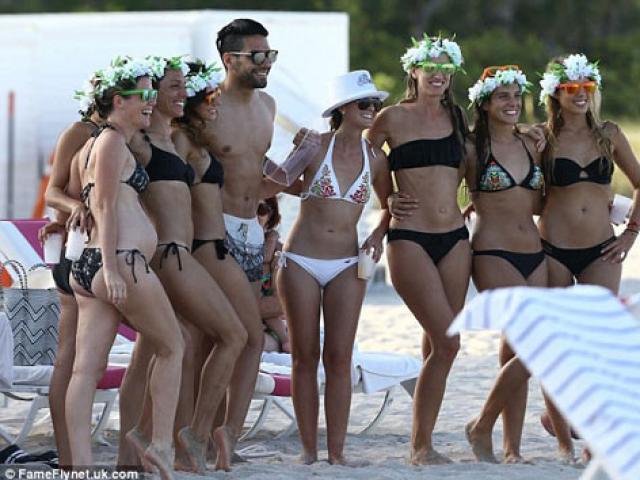 Bóng đá - Sao 360 độ 19/7: Falcao bị dàn mỹ nhân bikini “bao vây”