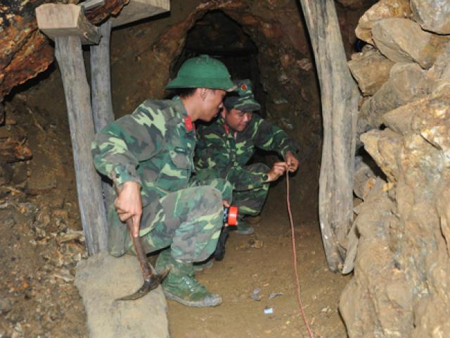 Tin tức trong ngày - Ảnh: Phá hủy địa đạo trong lòng núi của "vàng tặc"