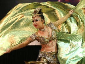 Bạn trẻ - Cuộc sống - Thiếu nữ nóng bỏng trình diễn Bellydance