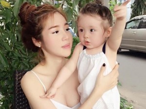 Phim - Loạt ảnh &quot;siêu yêu&quot; của Elly Trần và con gái lai Tây