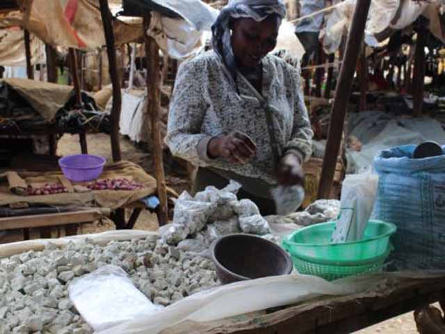 Tin tức trong ngày - Thai phụ Kenya "nghiện" ăn đá để thỏa cơn nghén