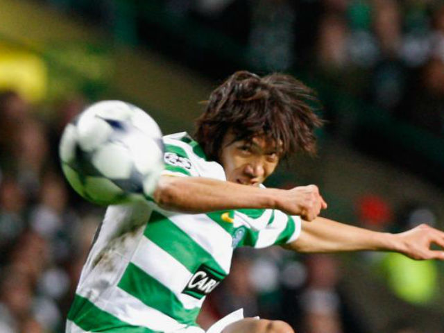 Video bóng đá hot - Sao Nhật tái hiện siêu phẩm đá phạt vào lưới MU