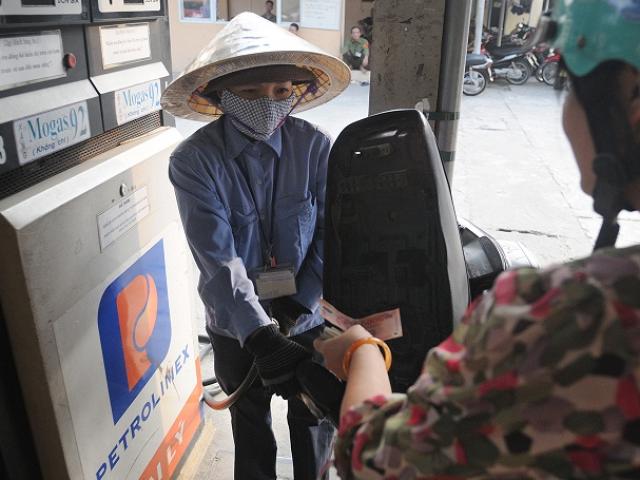 Tin tức trong ngày - Giá xăng giảm lần thứ 2 liên tiếp trong nửa tháng