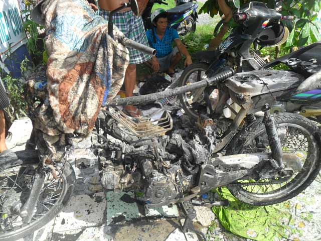 Tin tức Việt Nam - Đang được dán trang trí, xe máy mới mua bỗng bốc cháy