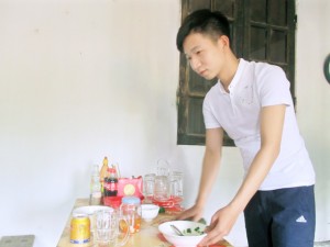 Bạn trẻ - Cuộc sống - &quot;Hot boy&quot; thất nghiệp về bán cháo lòng