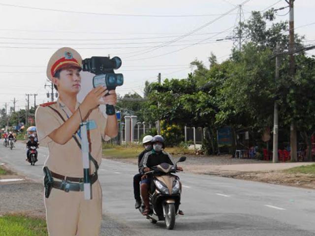 Tin tức Việt Nam - Tài xế giật mình với mô hình CSGT bắn tốc độ