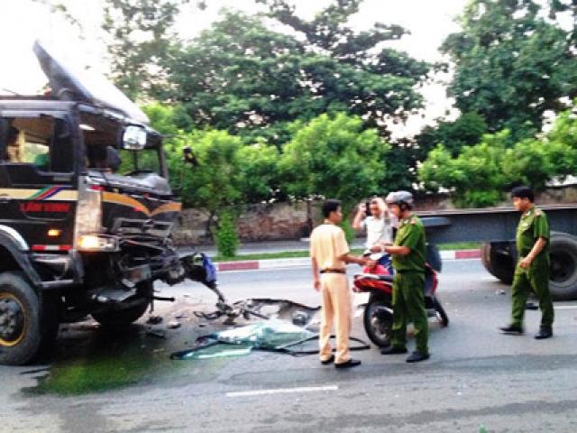Tin tức trong ngày - 2 xe container tông nhau giữa trung tâm TP.HCM, 4 người nhập viện