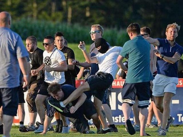 Các giải bóng đá khác - Hàng trăm CĐV hỗn chiến, 20 người bị bắt giữ