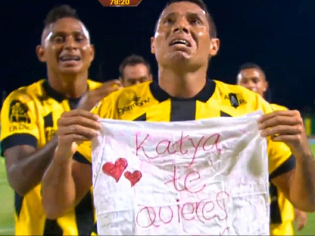 Video bóng đá hot - Lãng mạn: Cầu thủ cầu hôn bạn gái sau khi ghi bàn