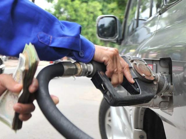 Thị trường - Tiêu dùng - Ai đang từ chối giảm mạnh giá xăng?