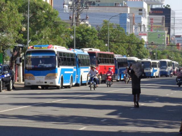 Tin tức Việt Nam - Tiền Giang: Phản đối "xe vua", 20 xe khách "vây" Sở GTVT