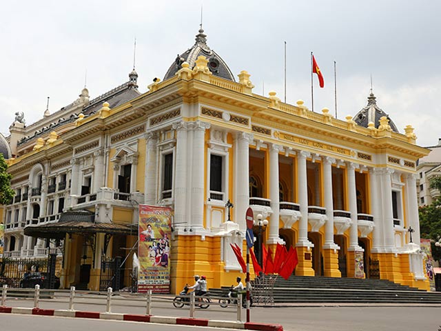 Tin tức trong ngày - Chùm ảnh: Nhà hát lớn Hà Nội đang thay màu "áo" mới