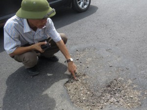 Tin tức trong ngày - Kết luận về hóa chất lạ nghi phá hoại quốc lộ 1